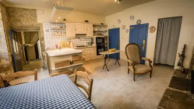 Cuisine ou kitchenette dans l'établissement Maison Pierre Loti, gîte historique et spacieux en vallée de la Dordogne