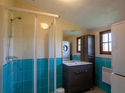 Salle de bains dans l'établissement Maison de campagne avec cheminée, animaux acceptés, près de Sarlat - FR-1-616-31