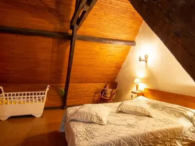 Un ou plusieurs lits dans un hébergement de l'établissement Maison de campagne avec cheminée, animaux acceptés, près de Sarlat - FR-1-616-31