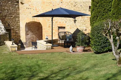 Jardin de l'établissement Le Clos de la Tour