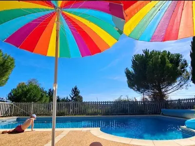 Piscine de l'établissement Gîte rustique avec piscine privée et Wifi - FR-1-616-70 ou située à proximité