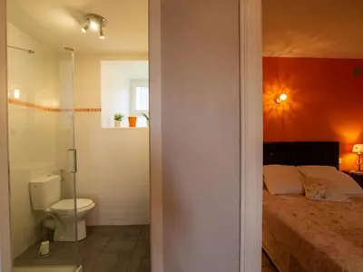Un ou plusieurs lits dans un hébergement de l'établissement Gîte rustique avec piscine privée et Wifi - FR-1-616-70