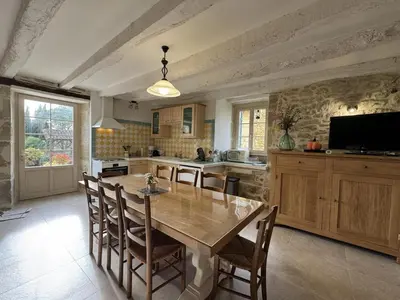 Cuisine ou kitchenette dans l'établissement Gîte rustique avec piscine privée et Wifi - FR-1-616-70