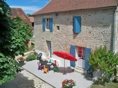Jardin de l'établissement Gîte rustique avec piscine privée et Wifi - FR-1-616-70