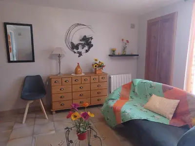 Coin salon dans l'établissement Gîte rustique avec piscine privée et Wifi - FR-1-616-70