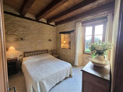 Un ou plusieurs lits dans un hébergement de l'établissement Charmante maison périgourdine en pierres, animaux admis - FR-1-616-88