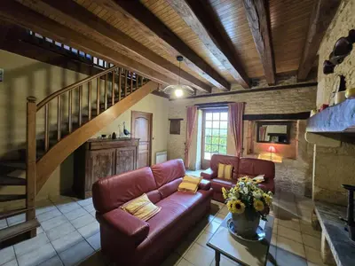 Coin salon dans l'établissement Charmante maison périgourdine en pierres, animaux admis - FR-1-616-88