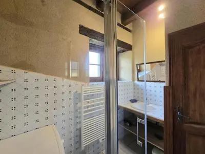 Salle de bains dans l'établissement Charmante maison périgourdine en pierres, animaux admis - FR-1-616-88