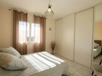 Un ou plusieurs lits dans un hébergement de l'établissement Charmante maison avec Wifi et parking près de Sarlat - FR-1-616-116