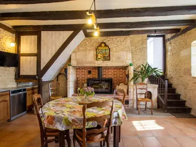 Coin salon dans l'établissement Charmante maison en Dordogne avec jardin et animaux acceptés - FR-1-616-114