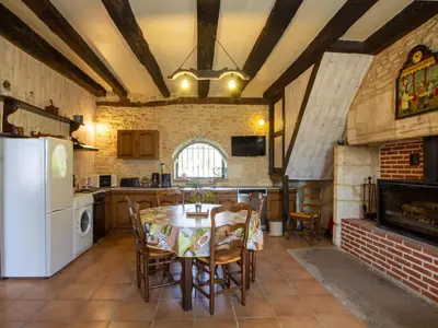 Cuisine ou kitchenette dans l'établissement Charmante maison en Dordogne avec jardin et animaux acceptés - FR-1-616-114
