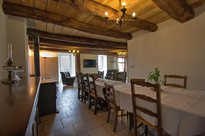 Coin salon dans l'établissement Gîtes du Chênelong Cantal