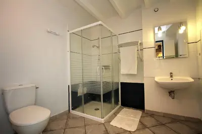 Salle de bains dans l'établissement Gîtes du Chênelong Cantal
