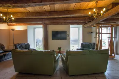 Coin salon dans l'établissement Gîtes du Chênelong Cantal