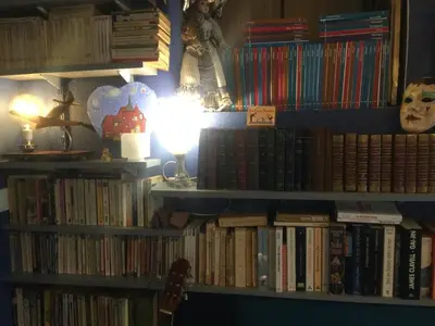 Bibliothèque dans la villa