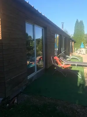 Jardin de l'établissement Maison conviviale 8 personne avec piscine intérieure, à la campagne