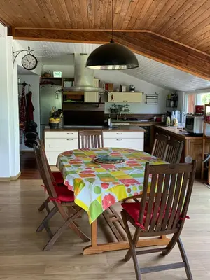Cuisine ou kitchenette dans l'établissement Maison conviviale 8 personne avec piscine intérieure, à la campagne