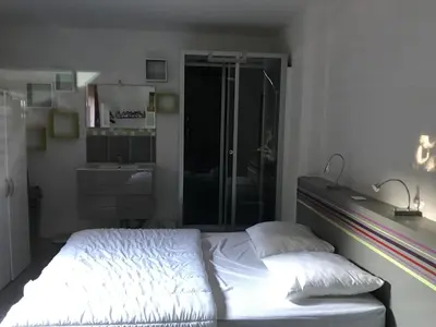 Un ou plusieurs lits dans un hébergement de l'établissement Maison conviviale 8 personne avec piscine intérieure, à la campagne