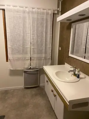 Salle de bains dans l'établissement Maison conviviale 8 personne avec piscine intérieure, à la campagne