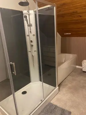 Salle de bains dans l'établissement Maison conviviale 8 personne avec piscine intérieure, à la campagne