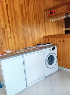Cuisine ou kitchenette dans l'établissement Chalet chaleureux à Darazac avec jardin de 60 m²