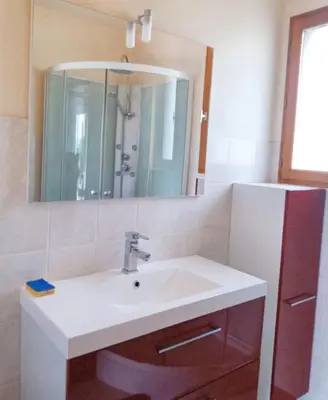 Salle de bains dans l'établissement Chalet chaleureux à Darazac avec jardin de 60 m²