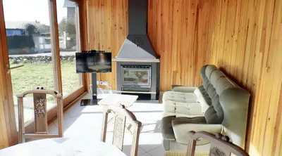 Télévision ou salle de divertissement dans l'établissement Chalet chaleureux à Darazac avec jardin de 60 m²