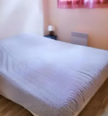 Un ou plusieurs lits dans un hébergement de l'établissement Chalet chaleureux à Darazac avec jardin de 60 m²