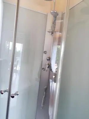 Salle de bains dans l'établissement Chalet chaleureux à Darazac avec jardin de 60 m²