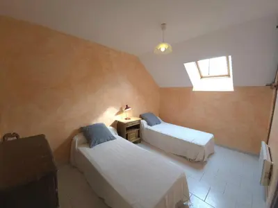 Un ou plusieurs lits dans un hébergement de l'établissement Maison de campagne avec wifi près de Thenon, 3 chambres - FR-1-616-138