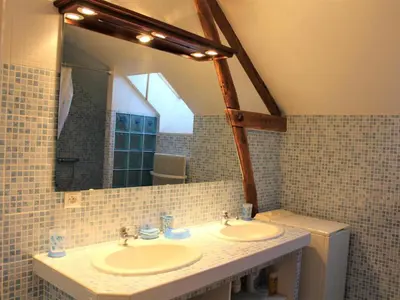 Salle de bains dans l'établissement Maison de campagne avec wifi près de Thenon, 3 chambres - FR-1-616-138