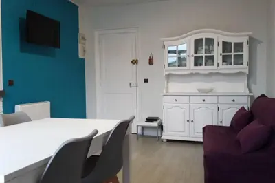 Coin salon dans l'établissement Apt T2 41m2 WIFI 2* 4-6 pers. La BOURBOULE