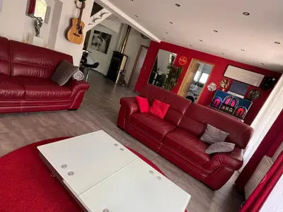 Coin salon dans l'établissement Chambon-sur-Lac