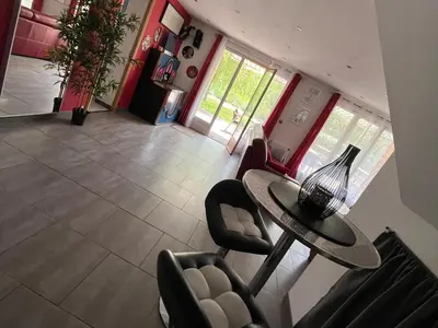 Coin salon dans l'établissement Chambon-sur-Lac