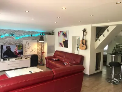 Télévision ou salle de divertissement dans l'établissement Chambon-sur-Lac