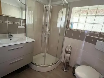 Salle de bains dans l'établissement Chambon-sur-Lac