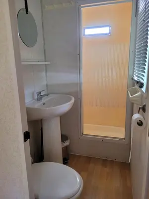 Salle de bains dans l'établissement Stacaravan 4 persoons - Camping Le Soustran