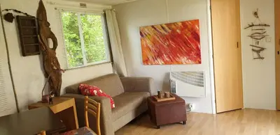 Coin salon dans l'établissement Stacaravan 4 persoons - Camping Le Soustran