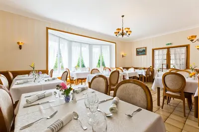 Restaurant ou autre lieu de restauration dans l'établissement Hôtel Restaurant Le Grillon