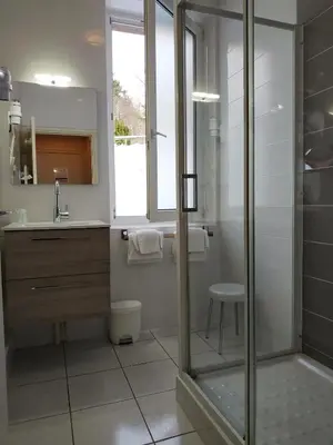 Salle de bains dans l'établissement Hôtel Restaurant Le Grillon
