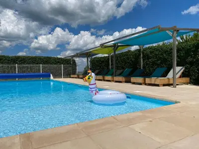 Piscine de l'établissement Glamping Place de la Famille ou située à proximité
