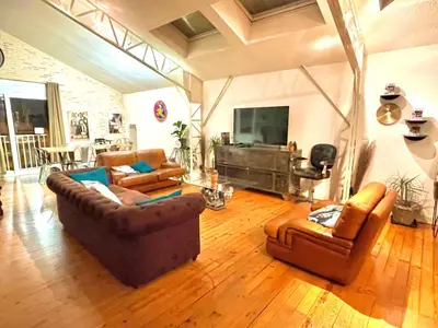 Coin salon dans l'établissement Superbe LOFT centre-ville - Sauna - parking privé -Clim- 1 à 10personnes
