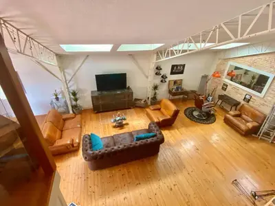 Télévision ou salle de divertissement dans l'établissement Superbe LOFT centre-ville - Sauna - parking privé -Clim- 1 à 10personnes