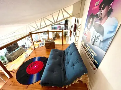 Coin salon dans l'établissement Superbe LOFT centre-ville - Sauna - parking privé -Clim- 1 à 10personnes