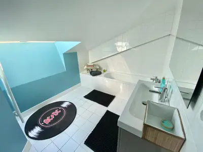 Salle de bains dans l'établissement Superbe LOFT centre-ville - Sauna - parking privé -Clim- 1 à 10personnes