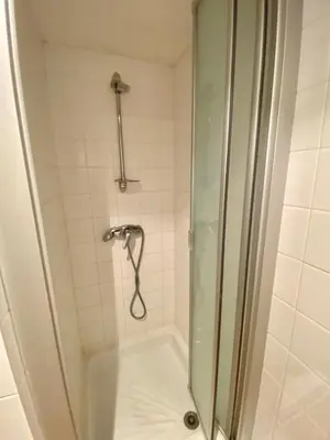 Salle de bains dans l'établissement Superbe LOFT centre-ville - Sauna - parking privé -Clim- 1 à 10personnes