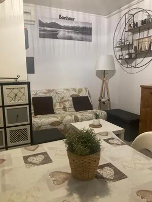 Coin salon dans l'établissement Studio rénové résidence privé proche de toutes commodités et loisirs, Place parking inclus