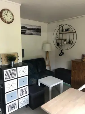 Coin salon dans l'établissement Studio rénové résidence privé proche de toutes commodités et loisirs, Place parking inclus