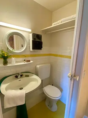 Salle de bains dans l'établissement Hôtel de famille L.F.M.A.L.