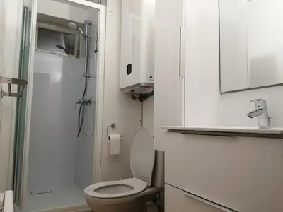 Salle de bains dans l'établissement Studio avec balcon et vue sur le Sancy